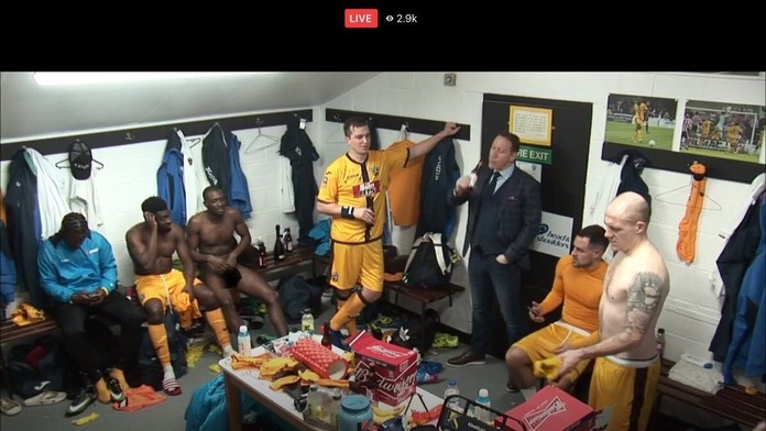 Bizarná momentka zo šatne Suttonu.