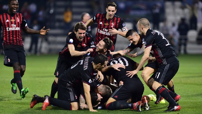 Hráči AC Milána sa radujú zo zisku Superpohára