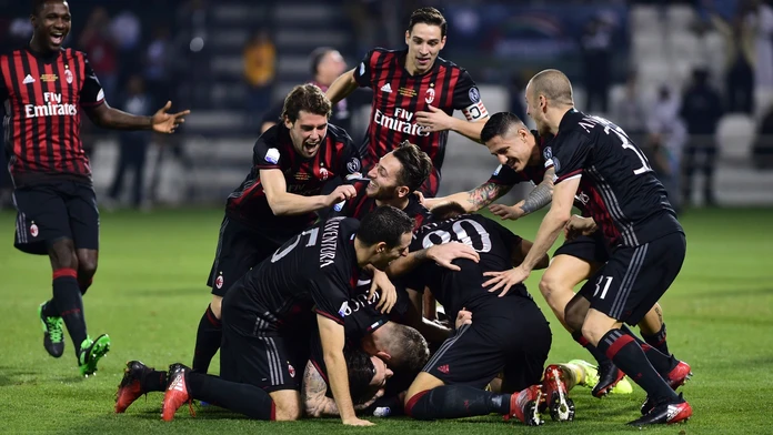 Hráči AC Milána sa radujú zo zisku Superpohára