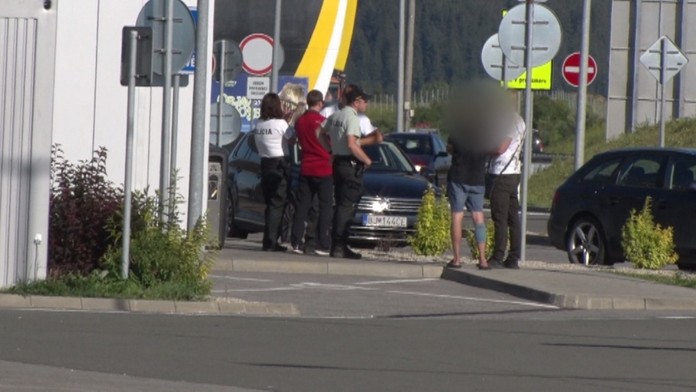 Kriminalistom musel odpovedať na otázky. 