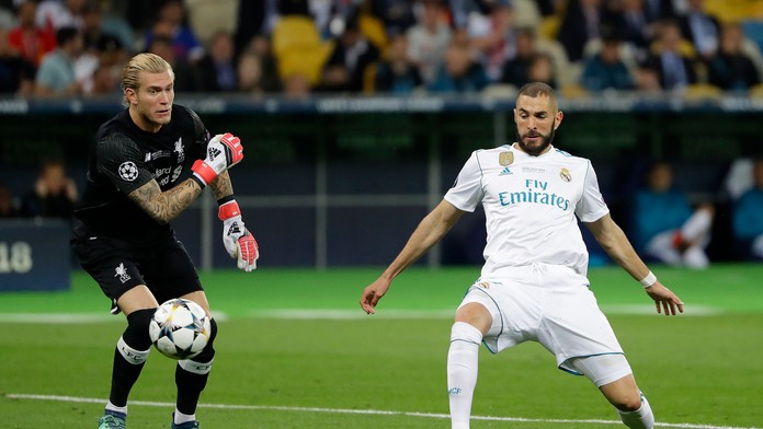 Brankár Karius naservíroval prvý gól Benzemovi.