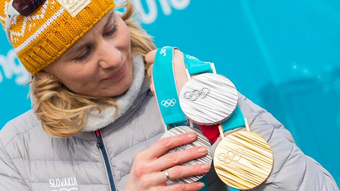Anastasia Kuzminová pózuje s medailami v olympijskej dedine v Pjongčangu.