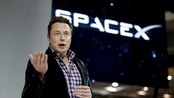 Na snímke zakladateľ spoločnosti SpaceX Elon Musk reční počas predstavenia vesmírnej lode Dragon V2 v americkom Hawthorne.