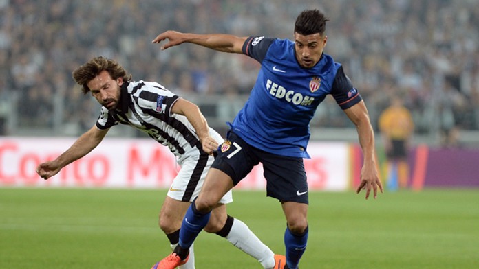 Andrea Pirlo (Juventus) a Nabil Dirar (Monaco) v prvom zápase štvrťfinále Ligy majstrov.