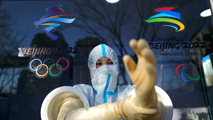 Pracovník sa v dejisku ZOH pripravuje na testovanie na covid.