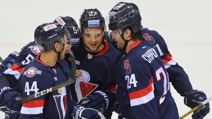 Slovanisti Mislav Rosandič, Patrik Bačík, Tomáš Zigo, Tomáš Kubalík a Kyle Chipchura (zľava) sa tešia po strelení úvodného gólu 