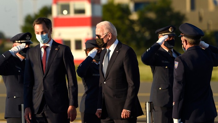 President Joe Biden na letisku v Bruseli s premiérom Alexandrom De Crooom.