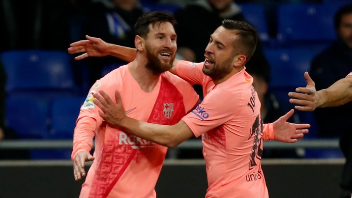 Lionel Messi a Jordi Alba oslavujú gól proti Espanyolu.