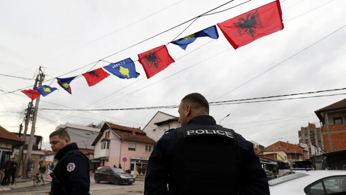 V Kosove stúpa napätie, Srbsko zvažuje vyslanie vojakov