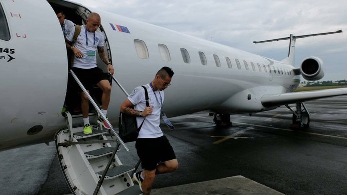 Marek Hamšík a spol. vycvhádzajú z letiska v Bordeaux.