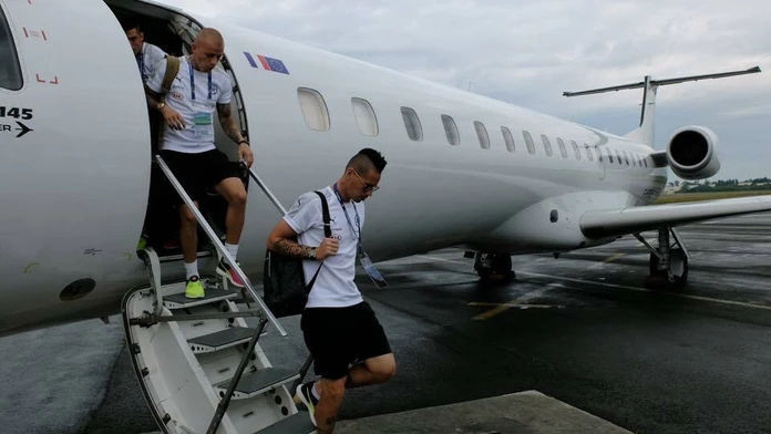 Marek Hamšík a spol. vycvhádzajú z letiska v Bordeaux.
