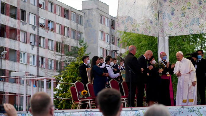 Príliš často ste boli predmetom predsudkov, hanlivých gest a slov, odkázal pápež Rómom na Luníku IX