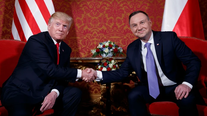 Poľský prezident Andrzej Duda  (vpravo) si podáva ruku s Donaldom Trumpom.