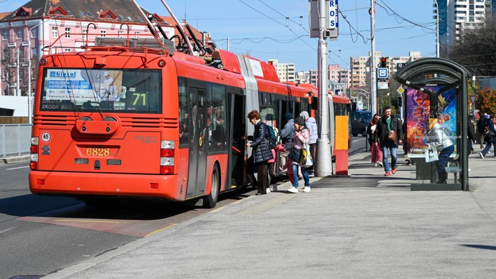 ľudia, jar, zastávka, mhd, bratislava, trolejbus, Trnavské mýto