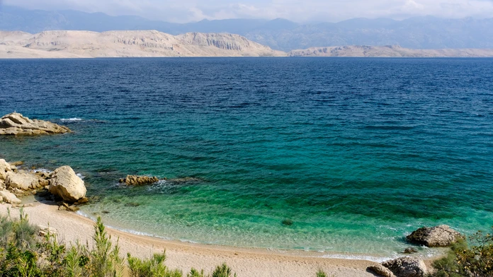Tri chorvátske pláže neďaleko obľúbenej turistickej lokality uzavreli. Dôvodom je znečistenie výkalmi