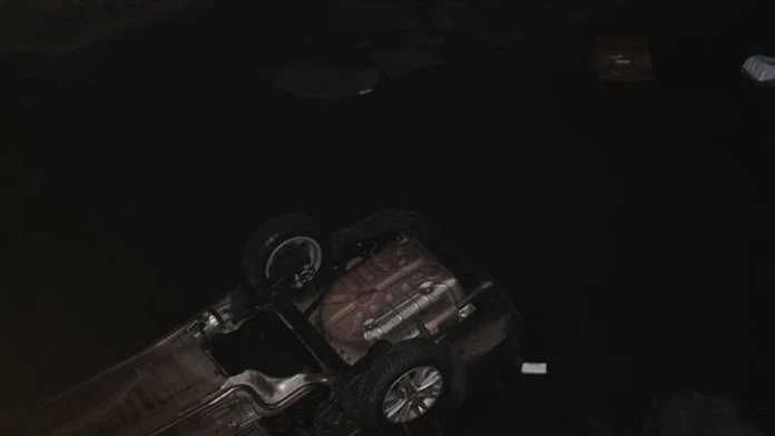 Auto spadlo do kanála.