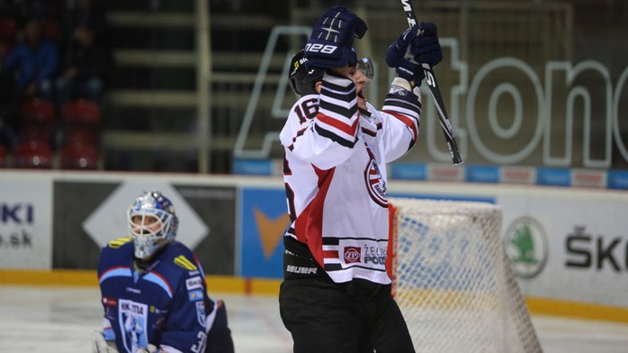 Ondřej Mikula (Banská Bystrica) sa teší z gólu proti HC Nitra.
