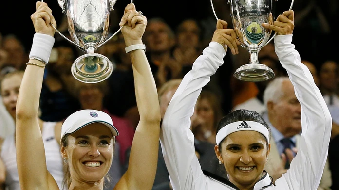  Švajčiarsko-indická dvojica Martina Hingisová, Sania Mirzaová vyhrala ženskú dvojhru Wimbledone.