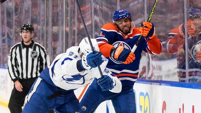 Slovenský obranca Tampy Erik Černák, vpravo hráč Edmontonu Evander Kane.