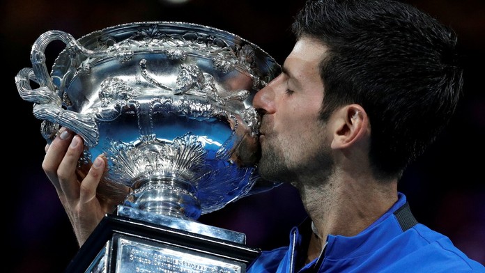 Tenista Novak Djokovič oslavuje triumf vo finále na Australian Open.