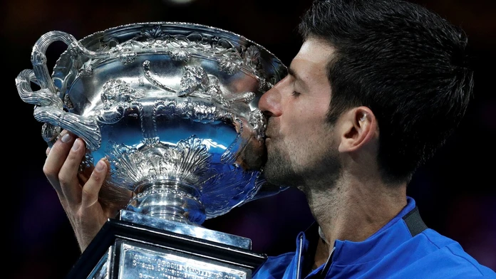 Tenista Novak Djokovič oslavuje triumf vo finále na Australian Open.