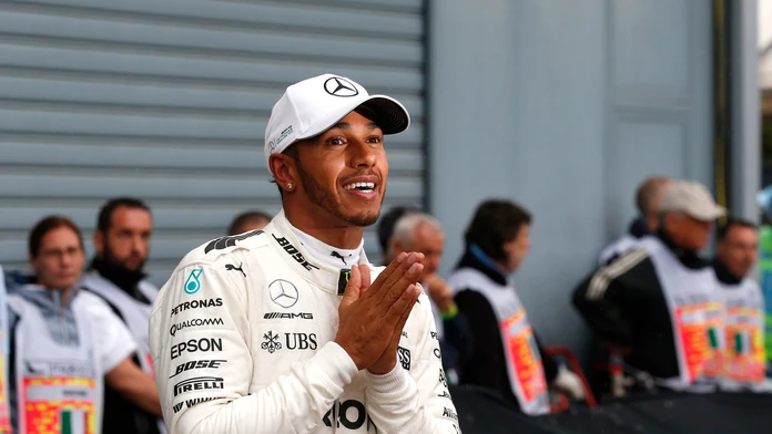 Lewis Hamilton sa raduje z rekordnej pole position.