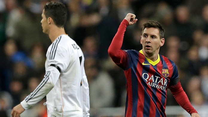 Na archívnej snímke El Clasico 2014 je Cristiano Ronaldo (Real Madrid) a Lionel Messi (FC Barcelona).