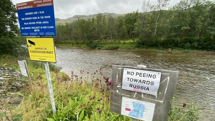 Tabuľa so zákazom močiť smerom k Rusku