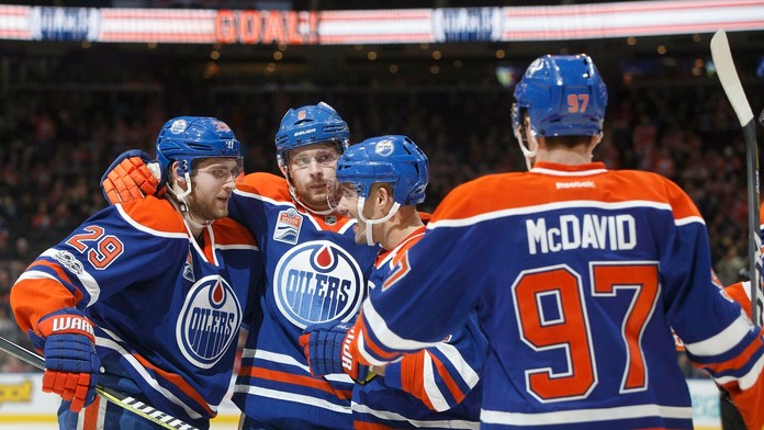 Hráči Edmontonu - druhý sprava slovenský obranca Andrej Sekera, oslavujú gól v New Jersey Devils - Edmonton Oilers.