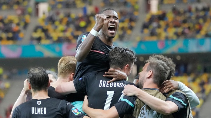 Rakúski futbalisti sa tešia po strelení gólu.