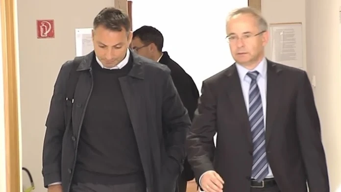 Ján Daniš (vľavo) prichádza na súd