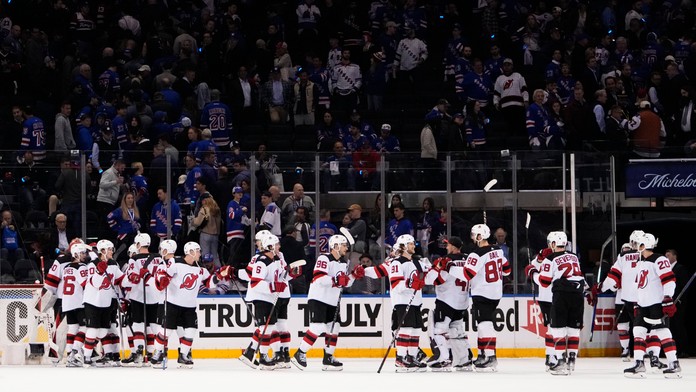 Na snímke hráči Devils oslavujú víťazstvo.