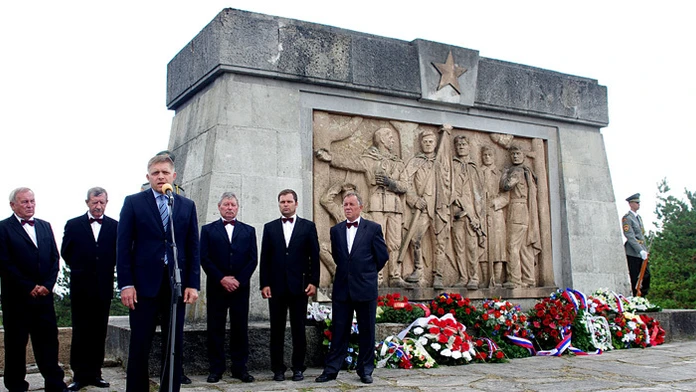 Premiér Robert Fico na pietnom akte položenia vencov k pamätníku SNP na vrchu Roh nad obcou Lubina.