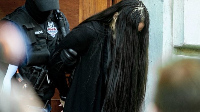 Alena Zsuzsová v rukách polície.