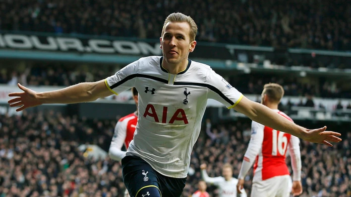 Harry Kane oslavuje druhý gól do siete Arsenalu.