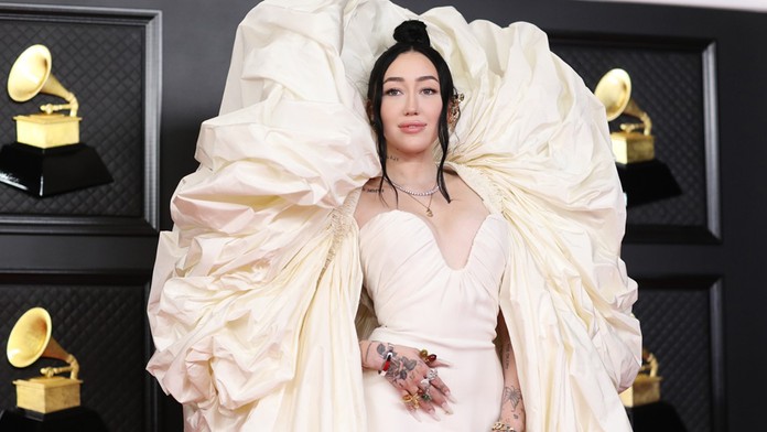 Noah Cyrus na 63. ročníku hudobných cien Grammy v Los Angeles