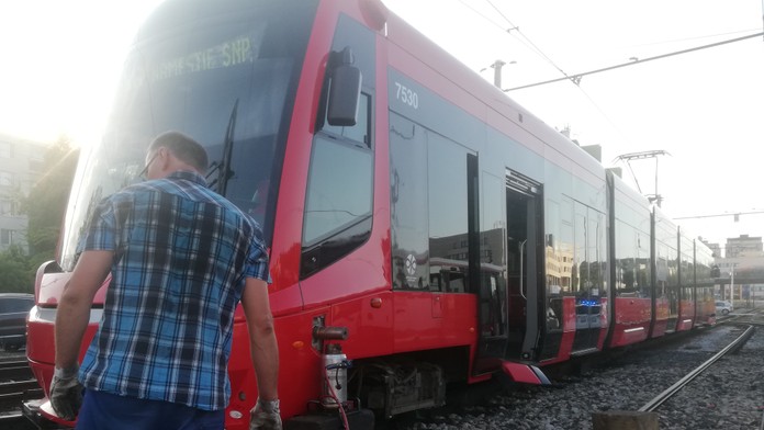 V Bratislave sa zrazilo auto s električkou, na viacerých miestach vodičov trápili kolóny
