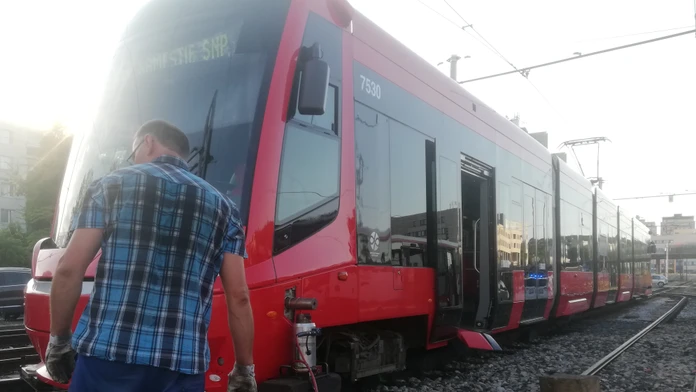 V Bratislave sa zrazilo auto s električkou, na viacerých miestach vodičov trápili kolóny