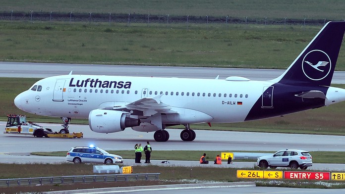 Klimatickí aktivisti ochromili prevádzku mníchovského letiska