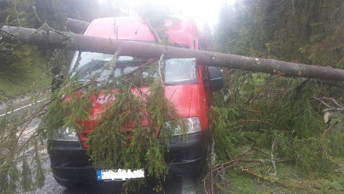 Štrbské Pleso - Štrba, strom privalil auto