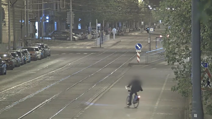 Opitý muž na bicykli v uliciach Brna. 