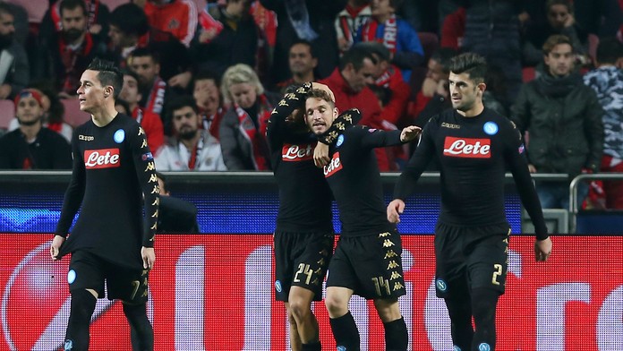 Dries Mertens (druhý sprava) oslavuje so spoluhráčmi z SSC Neapol gól do siete Benficy v zápase LM.