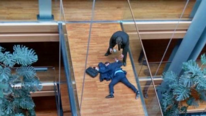 Poslanec zostal nevládne ležať na podlahe.