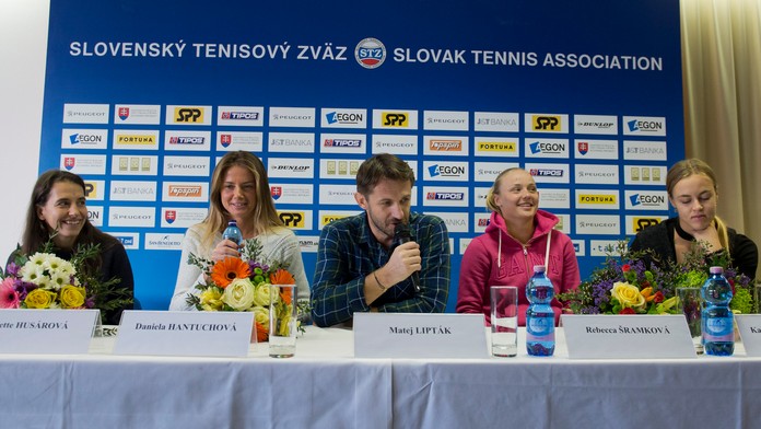 Slovenská fedcupová reprezentácia, zľava: Husárová, Hantuchová, nehrajúci kapitán Lipták, Šramková a Schmiedlová.