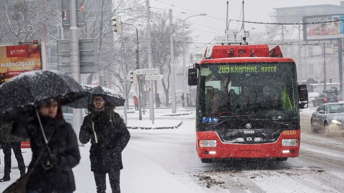 Na snímke trolejbus mestskej dopravy na zastávke na Šancovej ulici počas sneženia v Bratislave (archívna snímka)