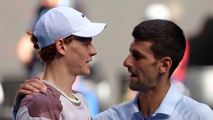 Srbský tenista Novak Djokovič (vpravo) gratuluje k víťazstvu Talianovi Jannikovi Sinnerovi.