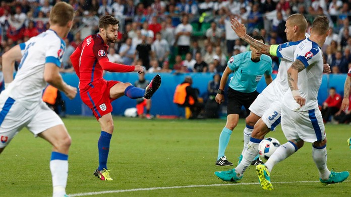 Druhý zľava Adam Lallana (Anglicko), Martin Škrtel a chrbtom otočený Juraj Kucka.