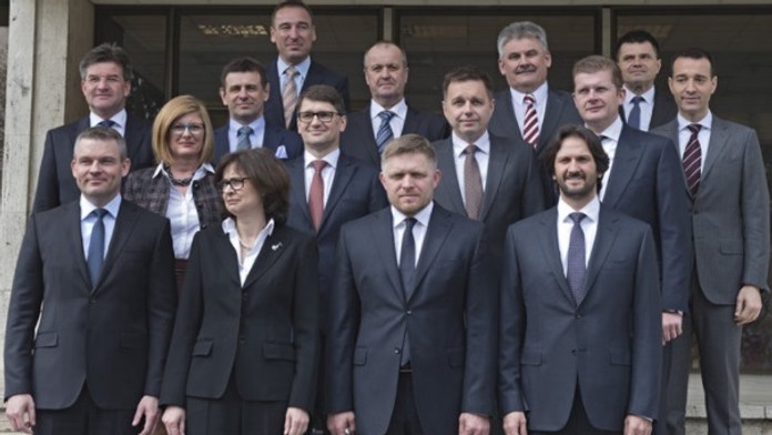Spoločná fotografia ministrov tretej vlády Roberta Fica v roku 2016.