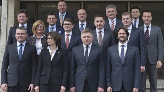 Spoločná fotografia ministrov tretej vlády Roberta Fica v roku 2016.