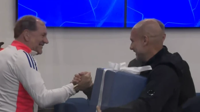Vladimír Weiss privítal Pepa Guardiolu v Bratislave darčekom